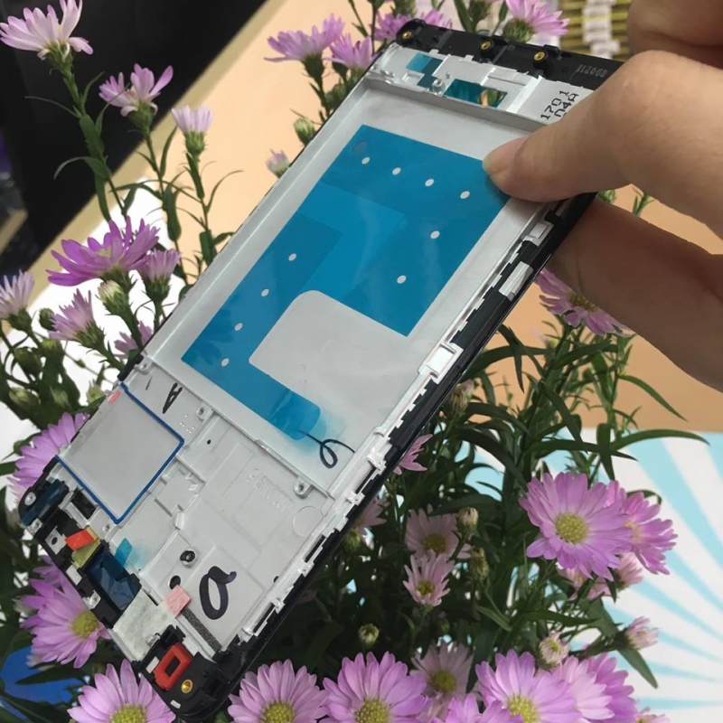 Thay Sườn Màn Hình Huawei GR5 2017 Chính Hãng thay thế cho khách hàng là hàng mới 100%, giống hệt với nắp lưng cũ theo máy, sau khi thay thế xong chiếc điện thoại của bạn sẽ lại trông như ban đầu.